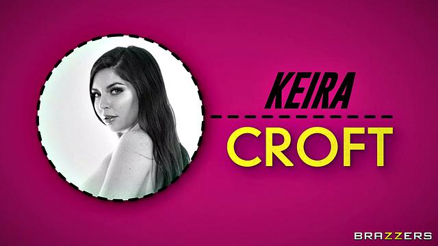 Кейра Крофт трахает в анал на масле в колготках с соседом по комнате, пока тот дрочит на диване.