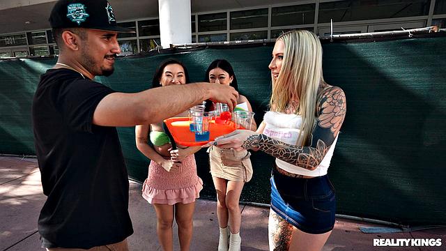 секс-задания за деньги прямо на улице