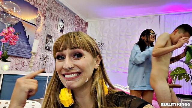 Angel Youngs устраивает горячее шоу с Juan Loco прямо за спиной своей соседки-геймерши, отсасывает и скачет на члене, пока её не спалили!