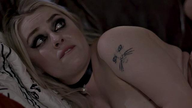 замаскированная попка медленно скачет в догги и ржёт