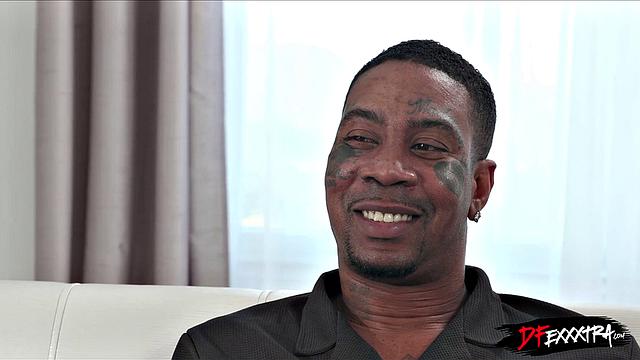 Жена требует двойного проникновения, муж с другом исполняют её желание вместе с Jena LaRose