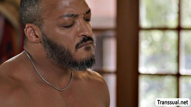 Транс с большой грудью катается на члене нового отчима, межрасовый секс в семье трансов.