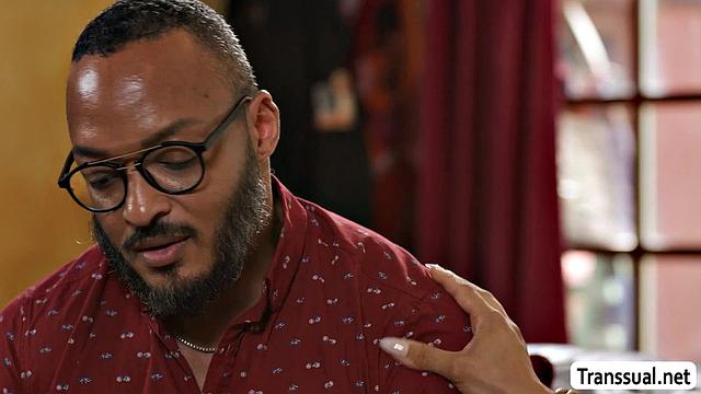 Транс с большой грудью катается на члене нового отчима, межрасовый секс в семье трансов.