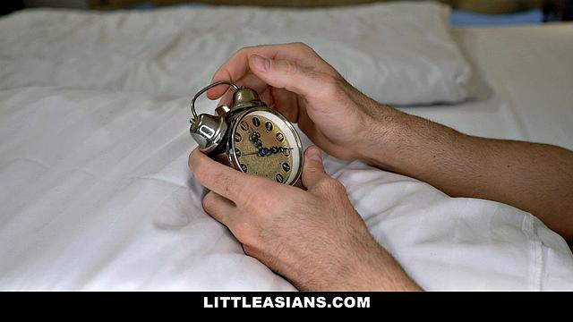 азиатская красотка принимает большой член и ловит обильный финиш