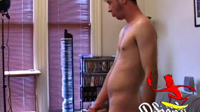 Фил дрочит свой взрослый член на камеру, весь в возбуждении до финального выстрела!