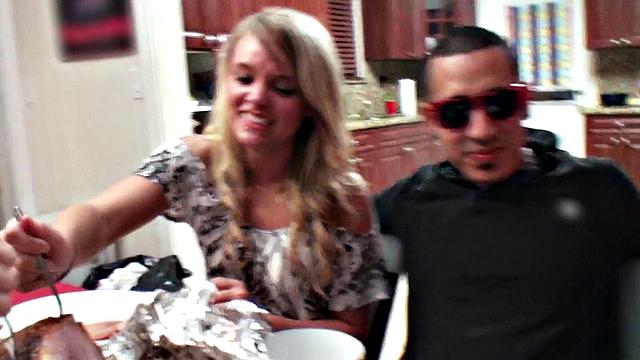 Алексиc Монро и Кирстин: готовка? Нет, глотают хуй под столом