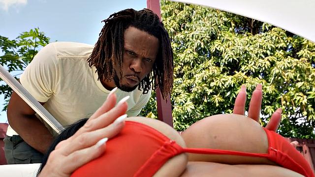 толстозадая у бассейна: мишенарка под настроение и анекдоты