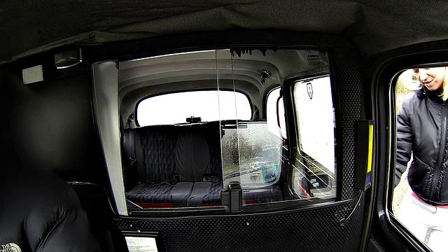 туристка не разобралась в городе и отдалась таксисту прямо в машине