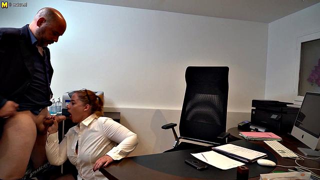 секретарша с жирной жопой берет два члена и не знает меры