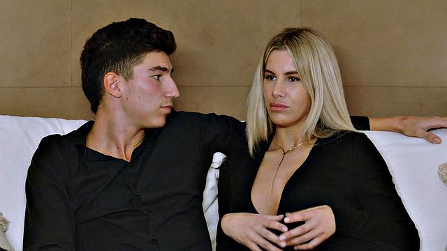 Мисс Ноти и её дикая жена устраивают жаркую тусовку с гостем на кухне