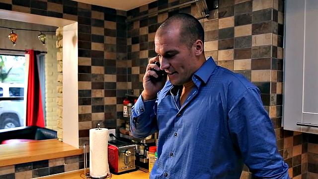 Няня соглашается на работу с бонусами - зарплата по губам