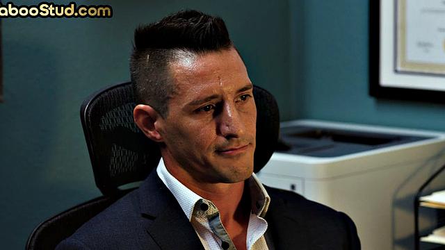 спортивный красавчик трахается с братом, который обожает дилдо, без гондона