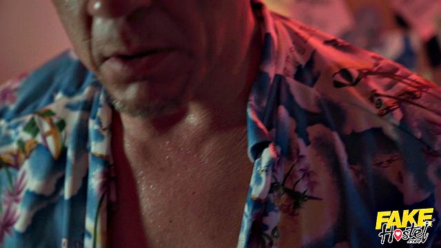 Две горячие брюнетки устраивают страстный тройничок с мужиком