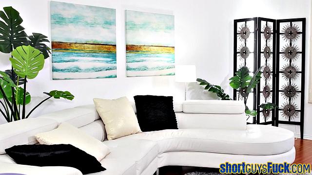 Пышная чернокожая жарко скачет на крепком члене низкого парня, страсти зашкаливают!