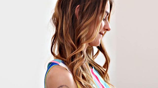 адель натирает татуированный единорог - вибратор веселее сказок