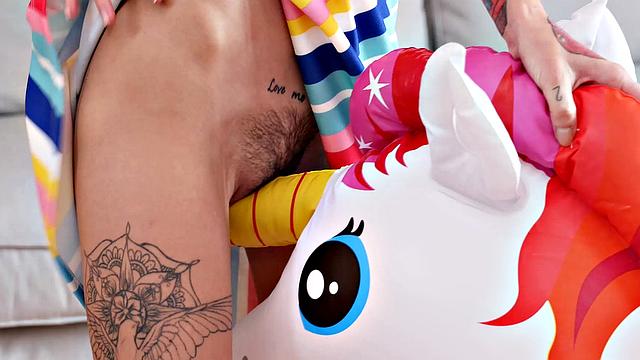 адель натирает татуированный единорог - вибратор веселее сказок