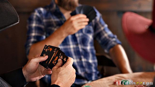 Дерзкие сучки в салуне отсасывают и трахаются с ковбоем