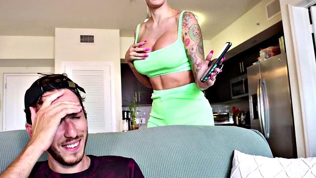 Татуированная взрослая госпожа выжимает член у жеребца