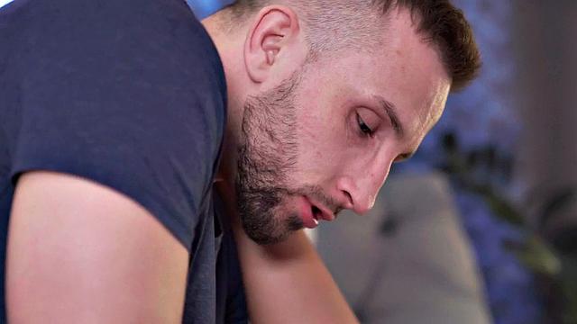 маленькая брюнетка скачет, зеркало в шоке от такого шоу