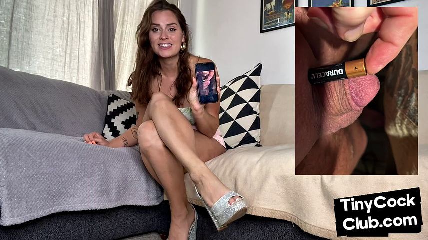 Взрослая госпожа унижает мужчин с маленькими членами в фетиш-игре.