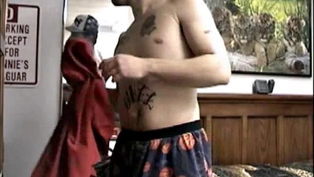 смотри, как парень заглатывает большой член глубоко