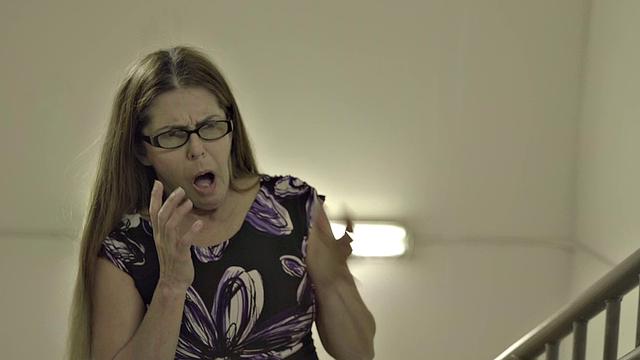 милфа застряла на лестнице-повезло соседу с горячим трахом