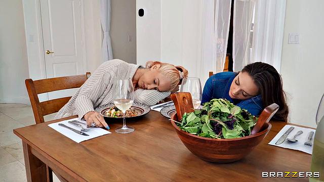 у подруги папа - и его ужин явно не закончился на еде