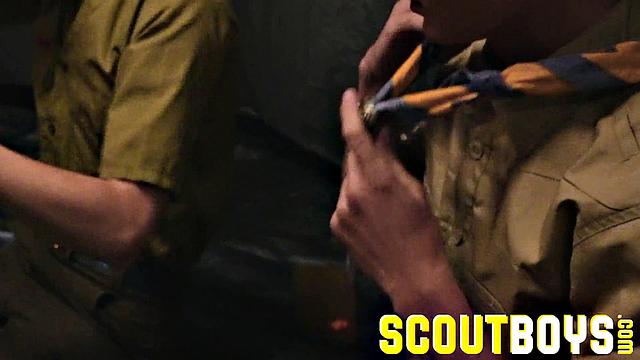 Трое парней у костра - разговоры быстро переходят в голый секс