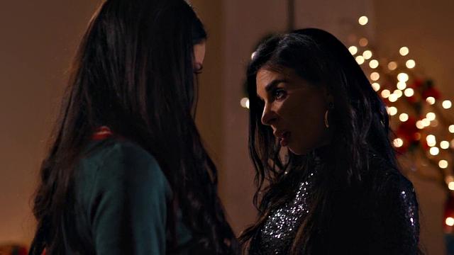 Les tattooed facesitting busty fingers babe in Xmas sex