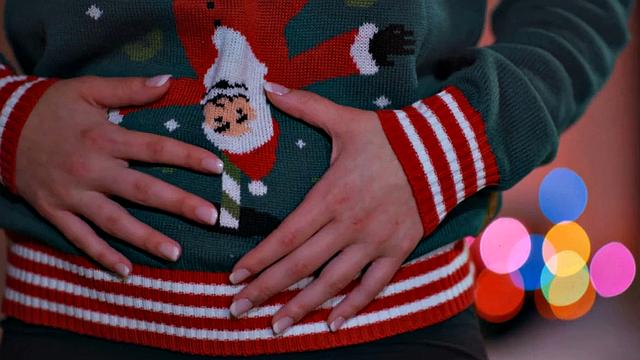 Les tattooed facesitting busty fingers babe in Xmas sex