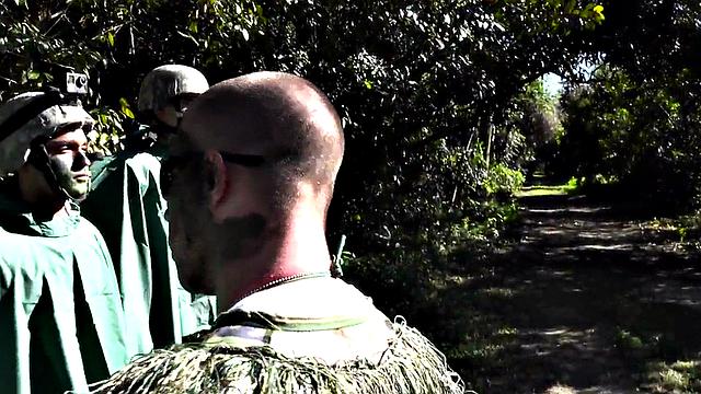 Tattooed army jock ficks asshole outdoor after BJ