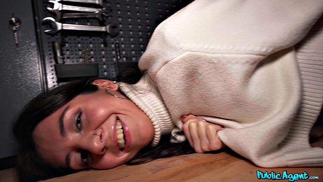 грязная уборщица за деньги сосёт прямо на улице и получает по полной