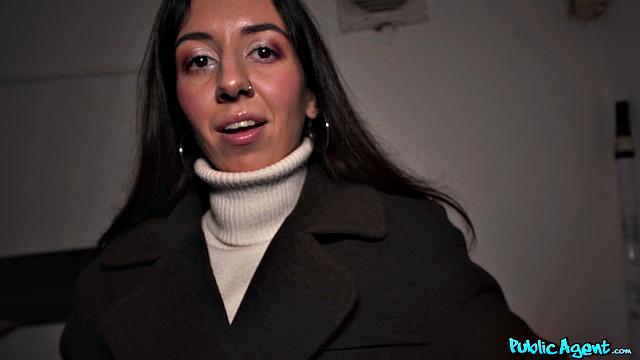 Petite cleaner loves to suck