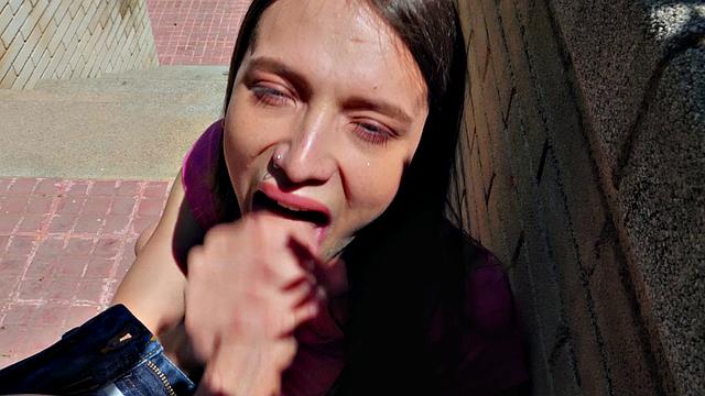 кинув подругу, она жестко трахается на улице со мной