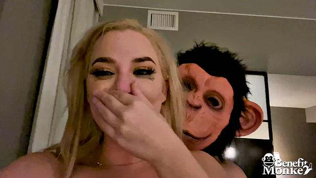 Блейк Блоссом удивляет Гангриллу и получает настоящее удовольствие от секса с ней.