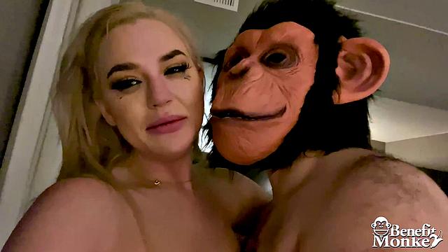 Блейк Блоссом удивляет Гангриллу и получает настоящее удовольствие от секса с ней.