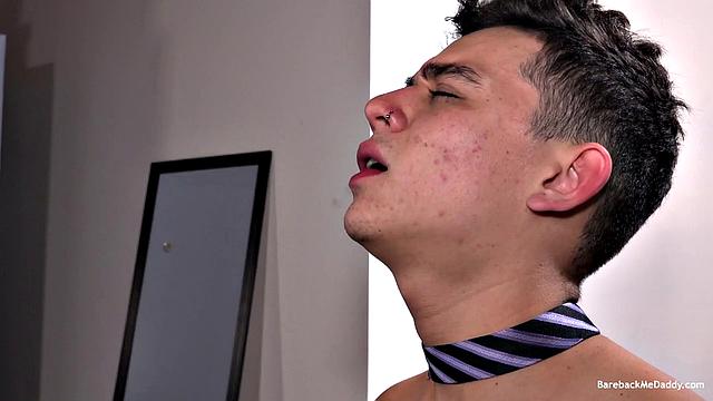 Даниэль с Риком устроили жаркую гей-сцену с подколами и шутками о размерах друг друга.