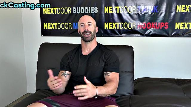 Amateur muscled jock wanks cock in solo action at casting