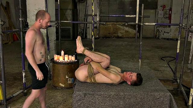 Используют его мокрую маленькую дырочку - Джонни Полак и Шон Тейлор