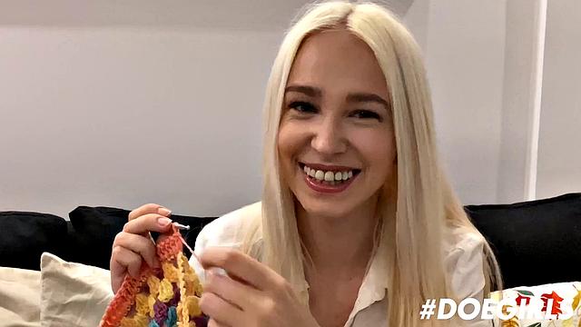 Blonde hottie shows what she can do with fingers