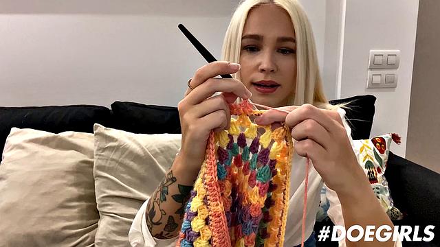 Blonde hottie shows what she can do with fingers