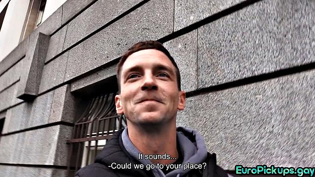 Подкачанный парень катается на члене незнакомца за деньги, гей POV сцена.