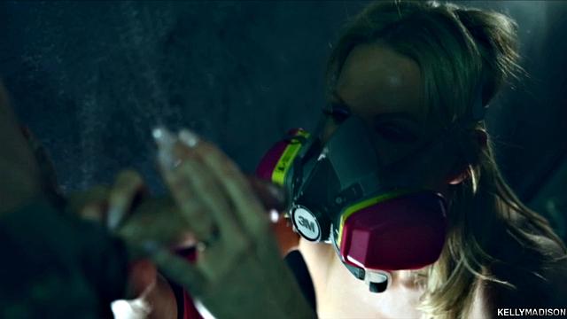 Она сосёт в противогазе, когда кругом война