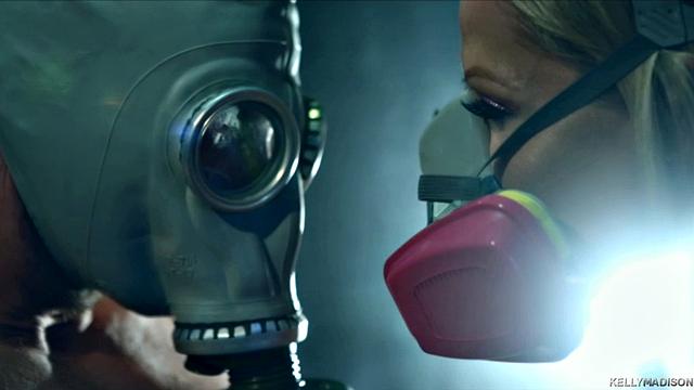 Она сосёт в противогазе, когда кругом война