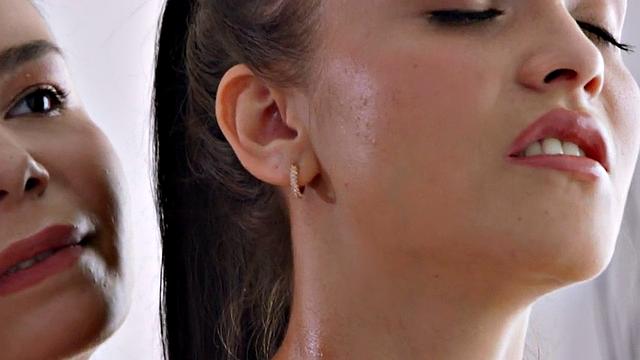 Hot dyke loves fingering hard with wet pussies