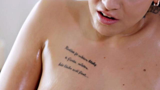 Hot dyke loves fingering hard with wet pussies