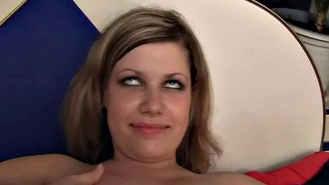 молоденькая Таня Ф. даёт взрослому за деньги