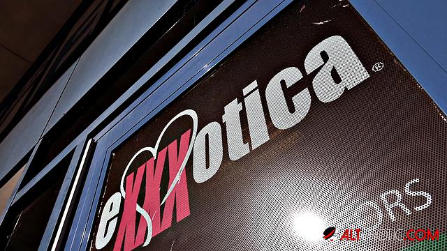 Tattooed-blonde Vanessa Skyes Erotic Sex Video