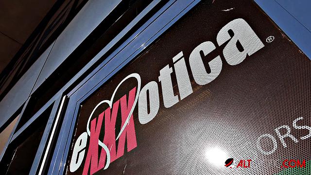 Tattooed-blonde Vanessa Skyes Erotic Sex Video