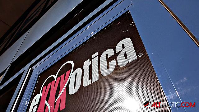 Tattooed-blonde Vanessa Skyes Erotic Sex Video